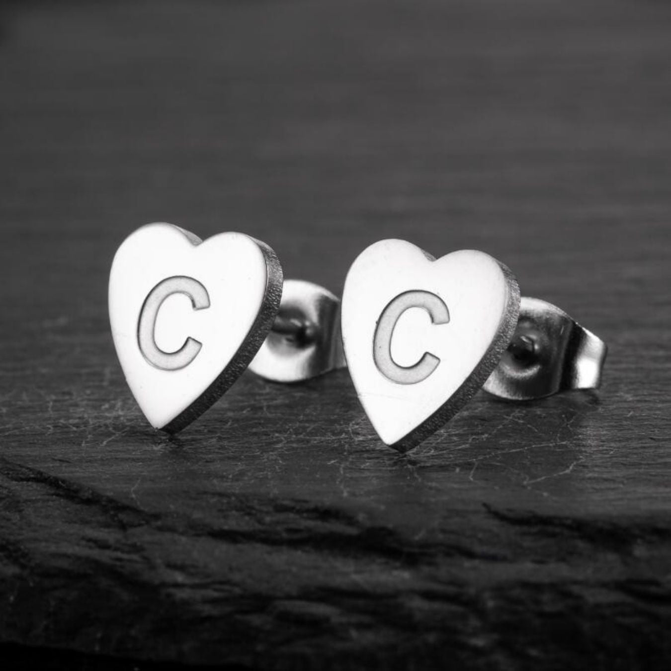 Brincos Initial "Chic Heart"