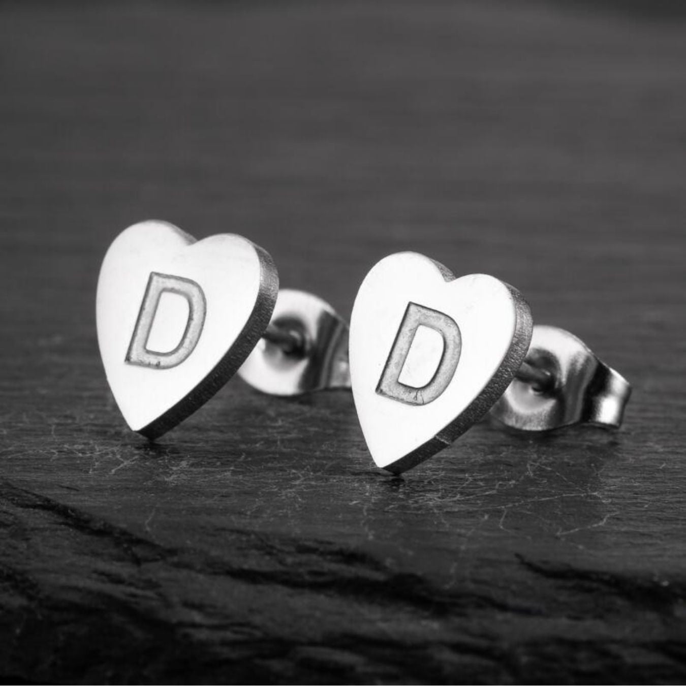 Brincos Initial "Chic Heart"