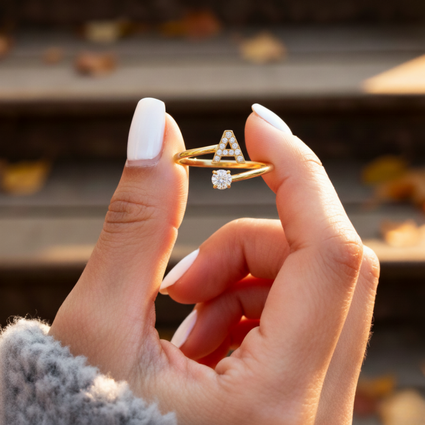 Anel Ajustável com Inicial "Classic" com mensagem em cartão e caixa de presente