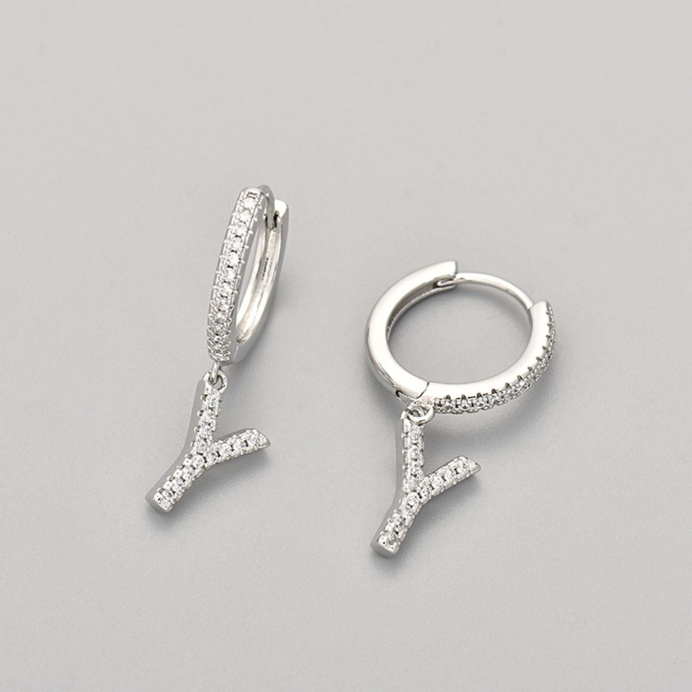 Brincos Initial "Crystal"