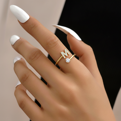 Anel Ajustável com Inicial "Classic" com mensagem em cartão e caixa de presente