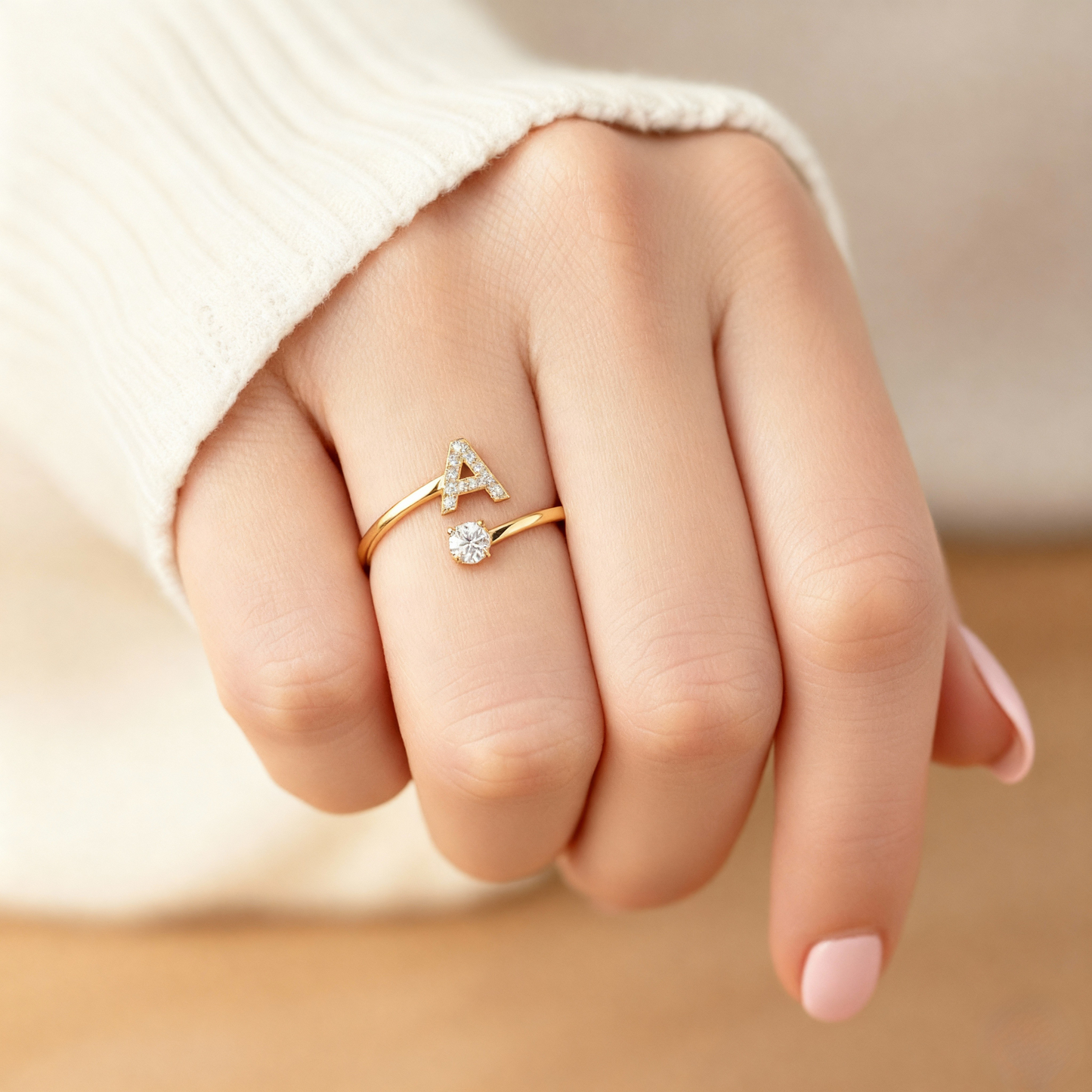 Anel Ajustável com Inicial "Classic" com mensagem em cartão e caixa de presente