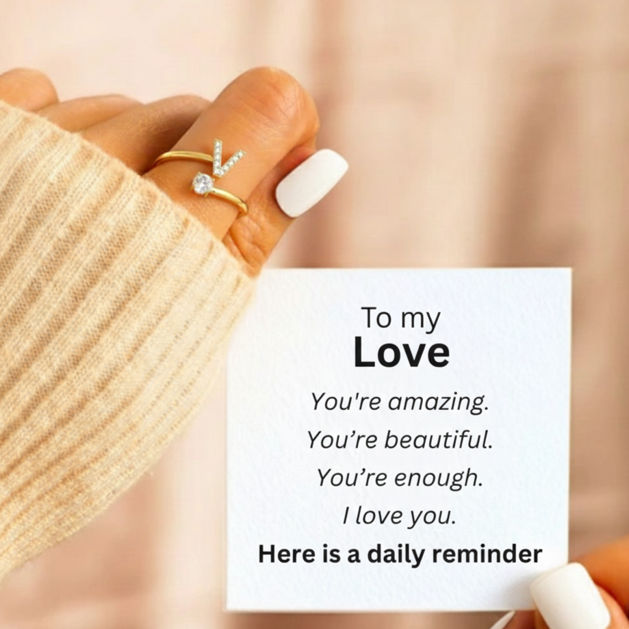 Anel Ajustável com Inicial "Classic" com mensagem em cartão e caixa de presente