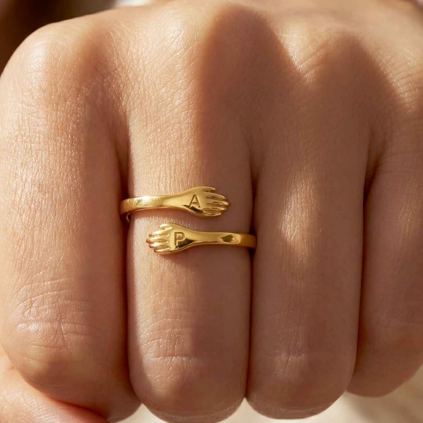 Anel ajustável com duas iniciais "Embrace"